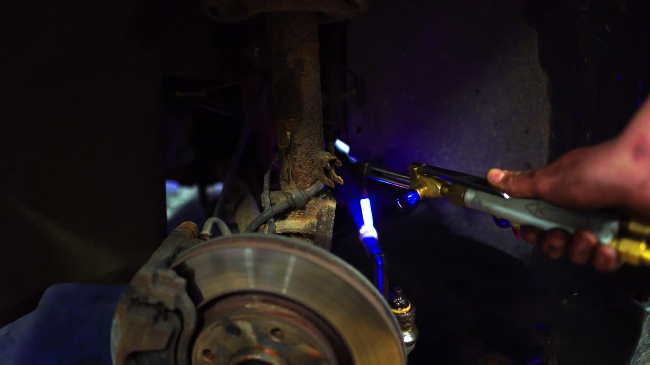 un técnico calienta un componente