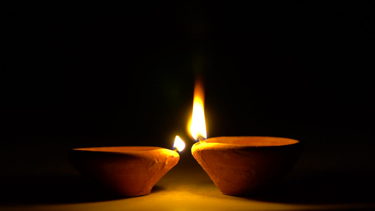 ディワリ・ディヤ(オイルランプ) ディヴァとも呼ばれる