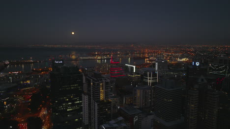 Diapositiva-Y-Toma-Panorámica-Del-Puerto-Nocturno-En-La-Bahía-Del-Mar.-Volar-Por-Encima-De-Los-Edificios-En-El-Centro-De-La-Ciudad-Después-Del-Atardecer.-Ciudad-Del-Cabo,-Sudáfrica