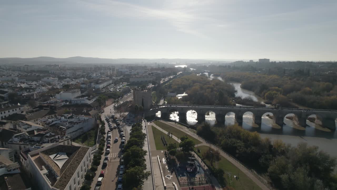 과달키비르 강 위를 돌고 있는 카라호라 타워 (calahorra tower) - 코르도바의 유명한 로마 다리