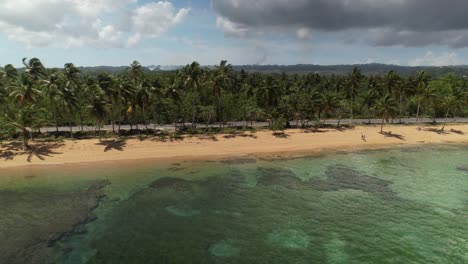 aerial de un viaje en motocicleta a lo largo de la costa tropical de la república dominicana