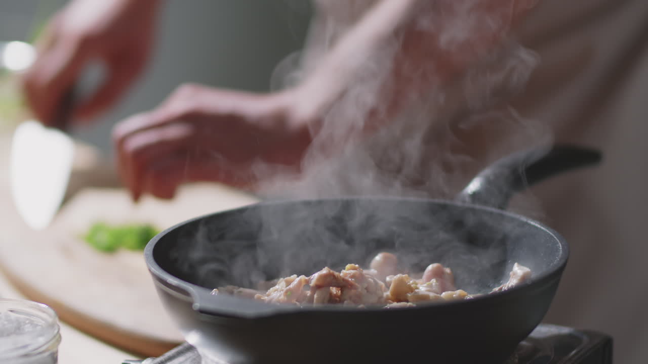 chef cocinando pollo