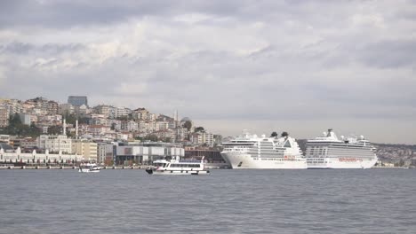 cruise ships in istanbul harbor