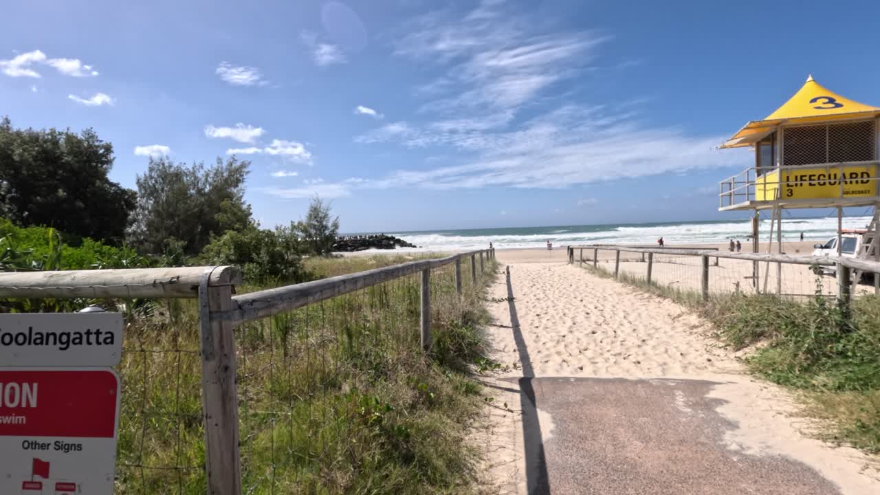 해변으로 가는 길, 구명탑이 보인다