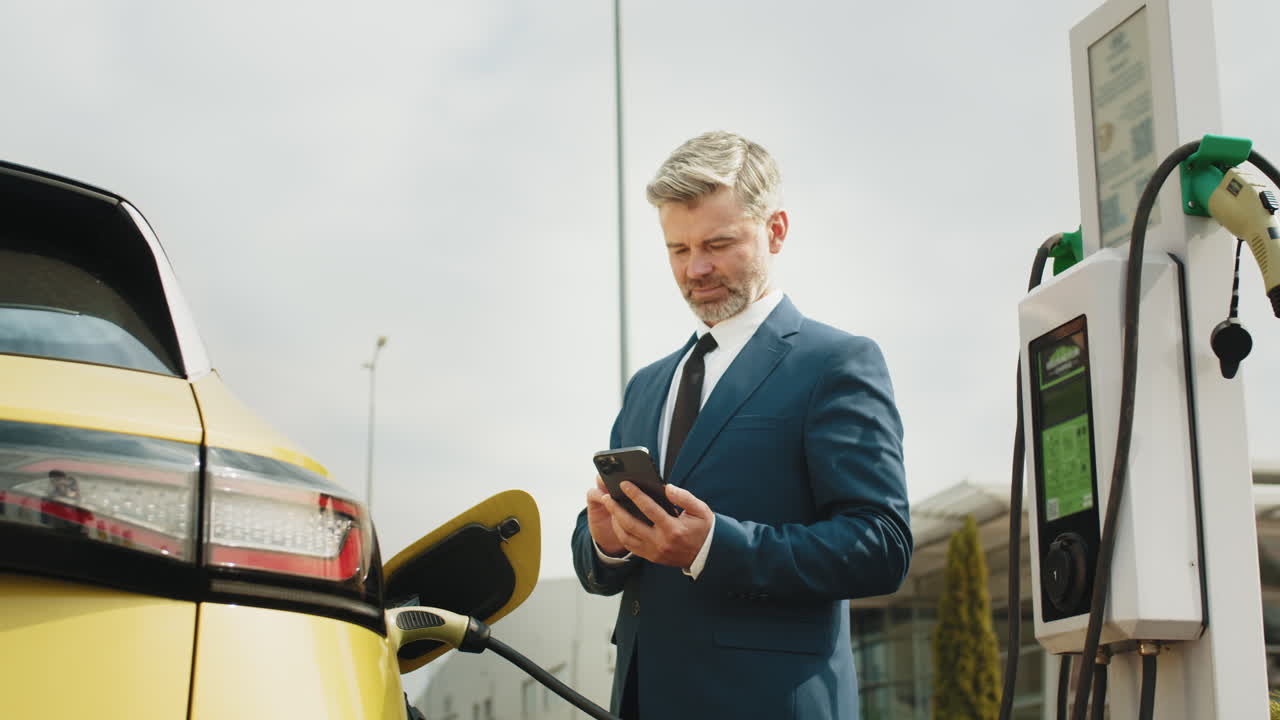 hombre de negocios cargando vehículo eléctrico