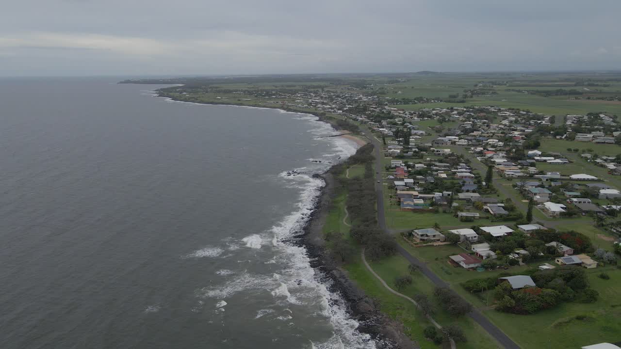 antena de la comunidad costera de bundaberg en queensland, australia en un día nublado - disparo de drones