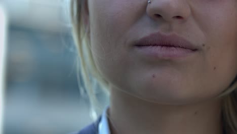sesión de cerca en cámara lenta de una hermosa sonrisa de una mujer joven