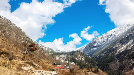 Un-Hermoso-Timelapse-Invernal-De-Montañas-Y-Nubes-De-Tosh,-India