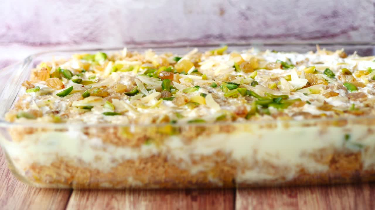 테이블 위의 그 ⁇ 에 있는 인도 달 ⁇ 한 것의 클로즈업, 할라