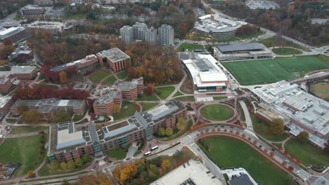 Vista-Aérea-Del-Campus-Universitario-De-Towson,-Maryland,-Ee.uu.,-Edificios-Y-Campos-Deportivos-En-La-Temporada-De-Otoño,-Estableciendo-Tomas-De-Drones