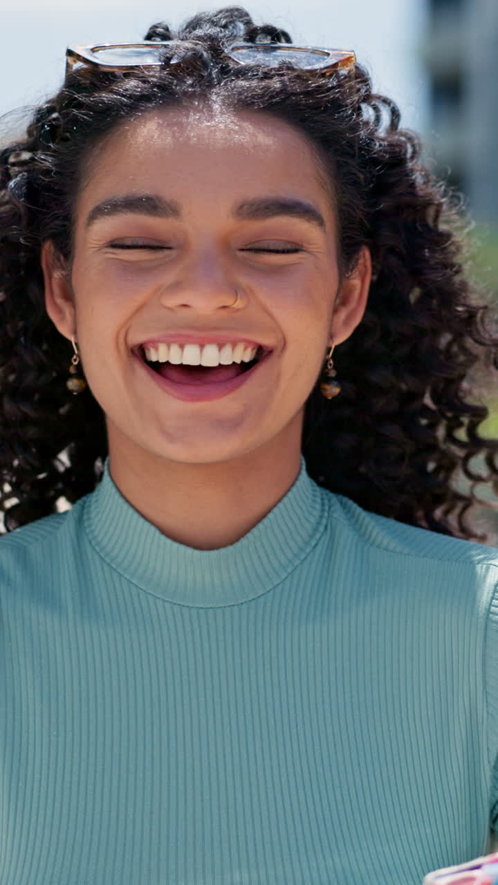retrato de una mujer sonriente con el cabello rizado