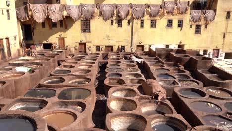 Una-Vista-Amplia-De-La-Curtiduría-En-Fez,-Marruecos