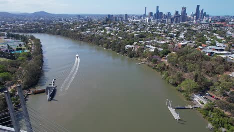 Ferry-Navegando-Lejos-De-La-Terminal-Cerca-Del-Puente-Verde-Sobre-El-Río-Brisbane-En-Queensland,-Australia