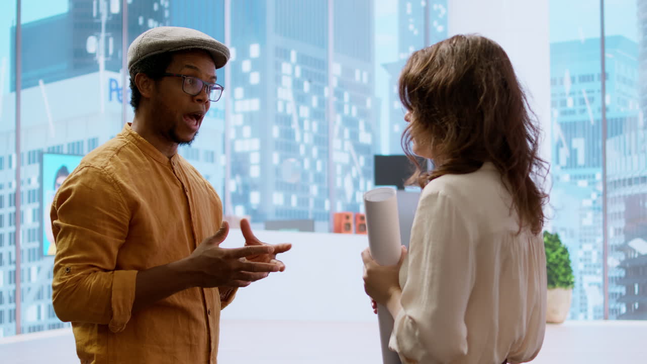 상급 사무실의 청사진을 검토하기 위해 부동산 중개인을 만나는 사업가