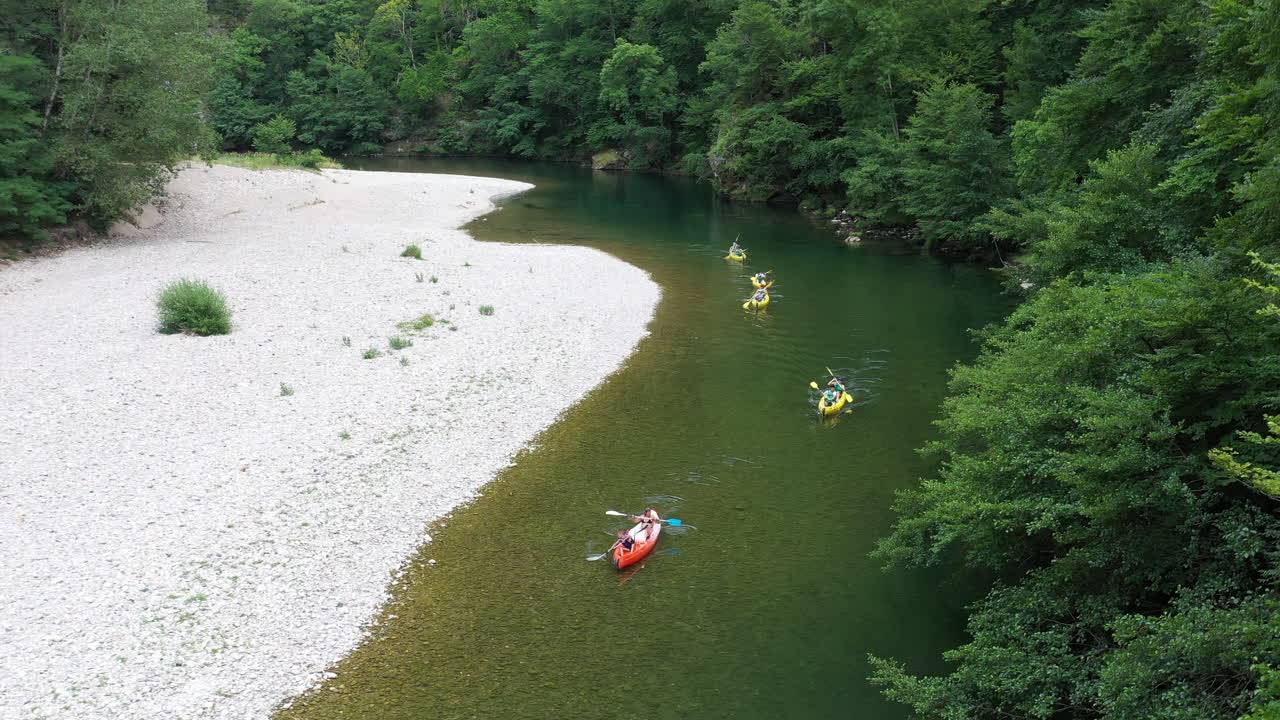 타른 강 (tarn river) 의 협곡 (gorges du tarn) 에서 카야크를 타고 있는 사람 들 의 공중 사진