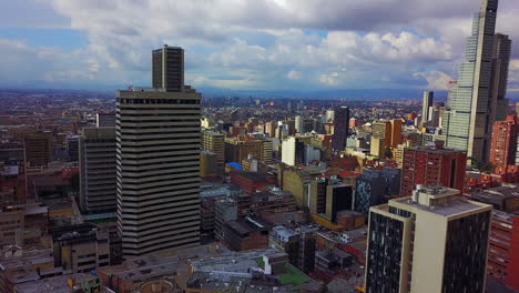 hermosa toma aérea ascendente de edificios antiguos modernos rascacielos y barrios en el centro de bogotá colombia