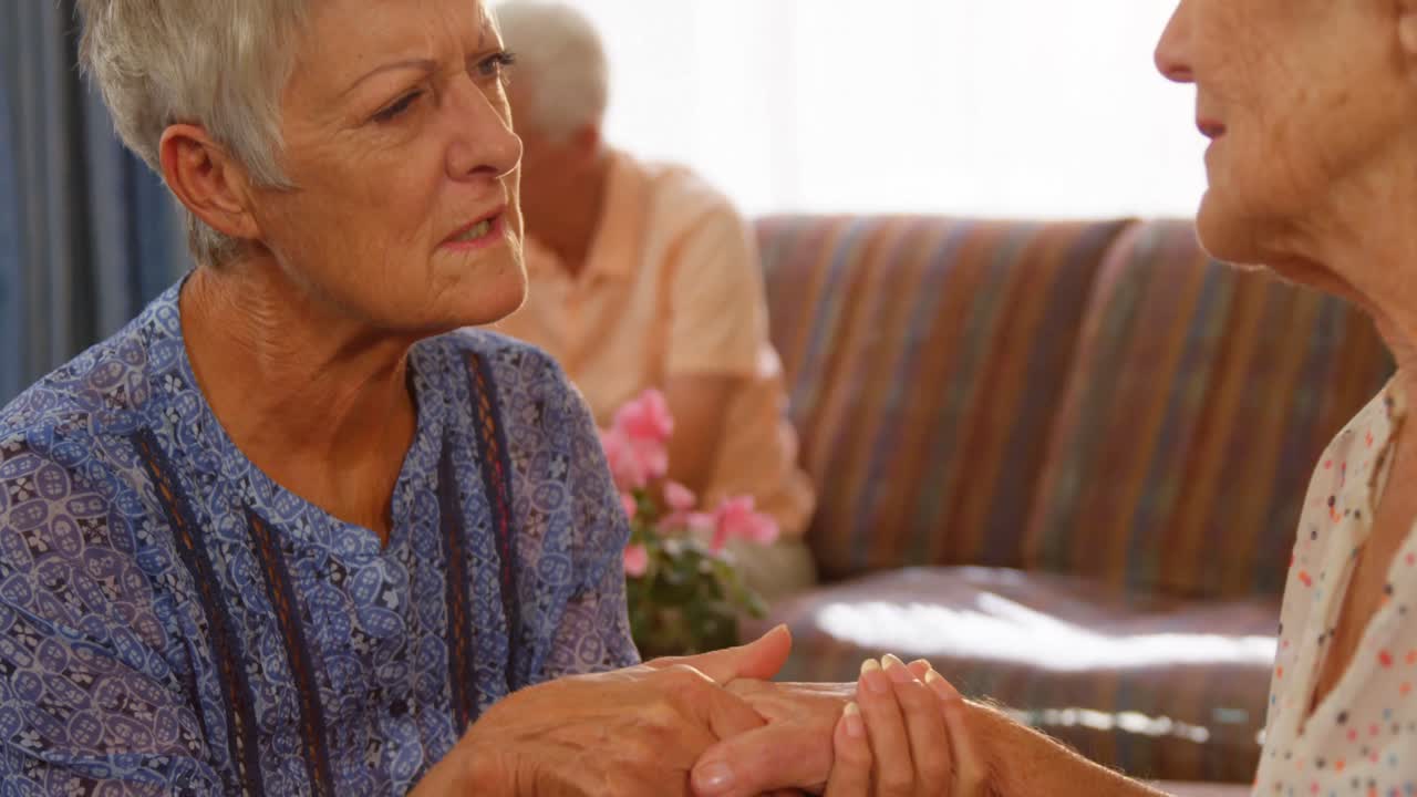 행복한 고령 친구들이 손을 잡고 서로 교류하고 있습니다.