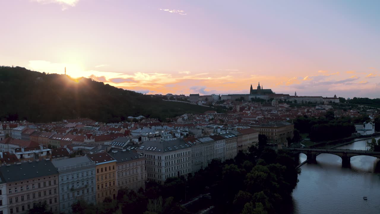 Vltava-joen rantarakennukset ja Legioonasilta Prahassa, Tšekin tasavallassa hämärässä – ilmakuva