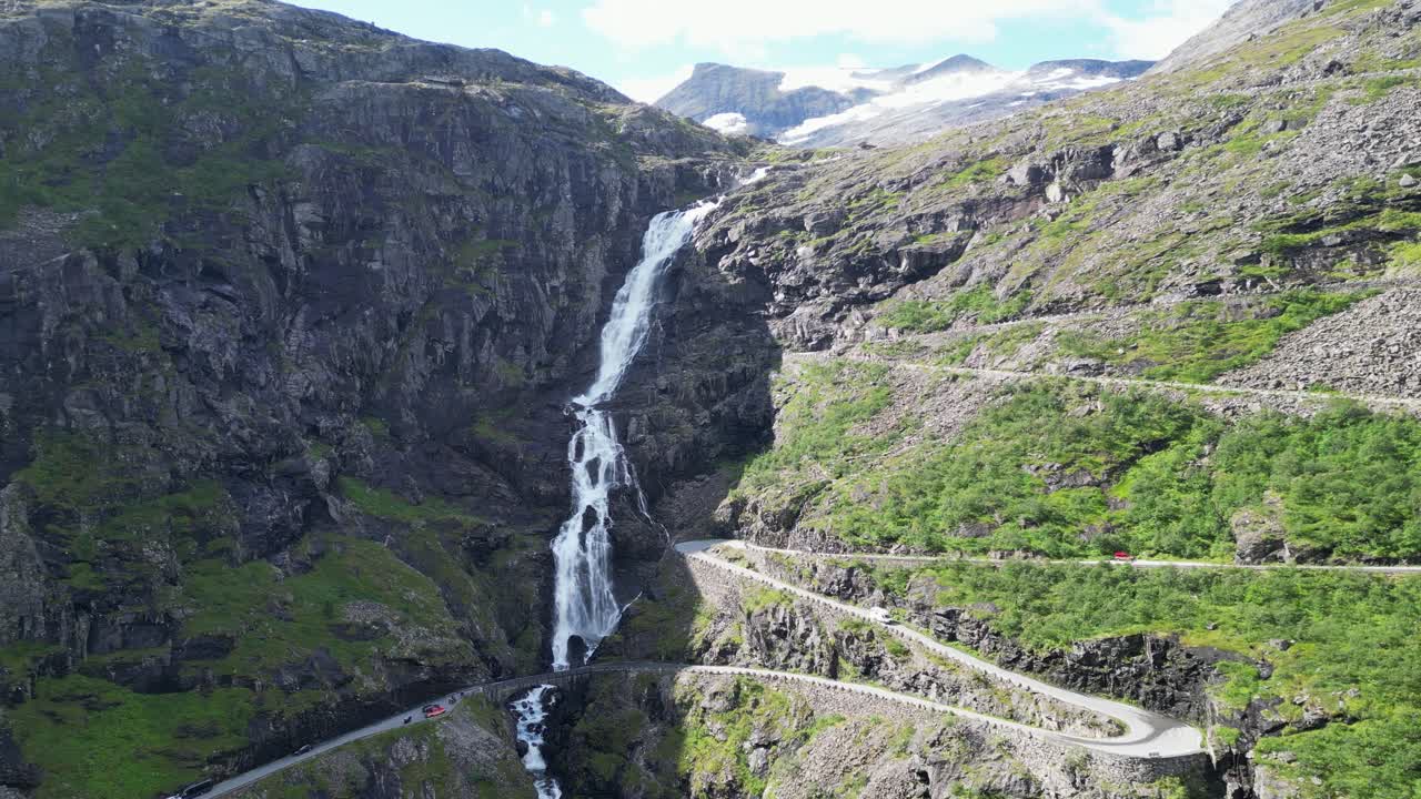 trollstigen carretera de montaña en noruega - coches conduciendo ruta turística a lo largo de cascadas escénicas y curvas de horquilla - círculos aéreos