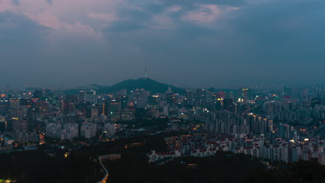 paisaje de la ciudad de seúl con namsan en la torre de seúl durante la hora azul con truenos parpadeando en las nubes, corea del sur - hiperlapso de panorámica