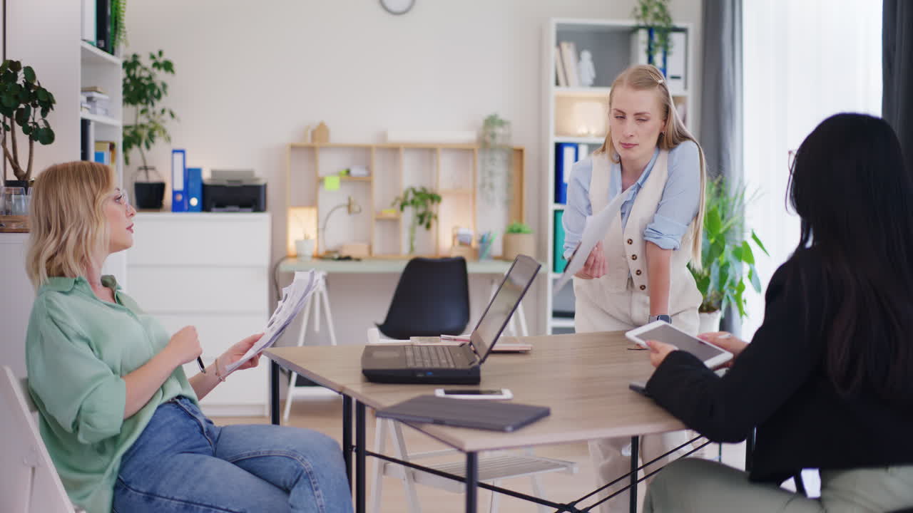 ассистент приносит результаты продаж для обсуждения