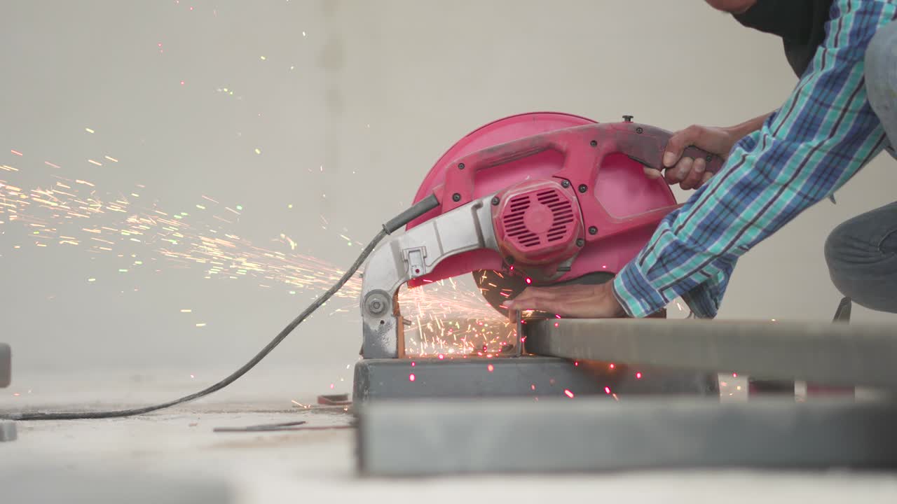 trabajador de corte de cline metal