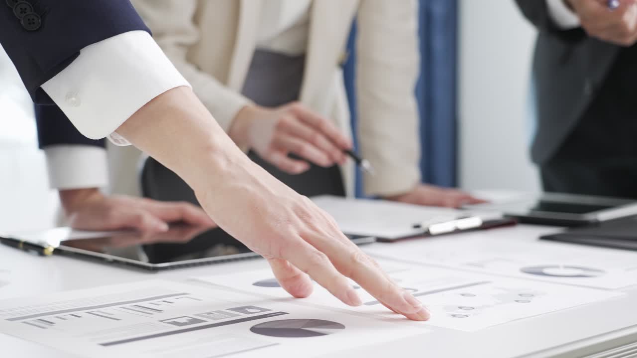 회의 를 하고 있는 아시아인 사업가