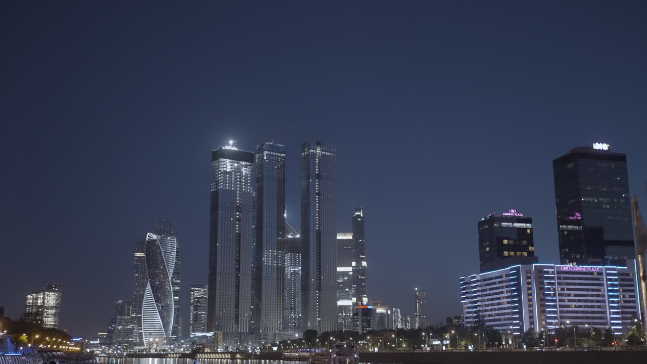 horizonte de la ciudad en la noche