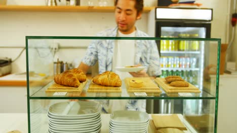 Hombre-Trabajando-Detrás-Del-Mostrador-De-La-Cafetería