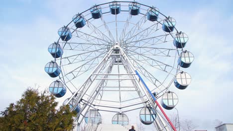 rueda gigante en un parque de atracciones
