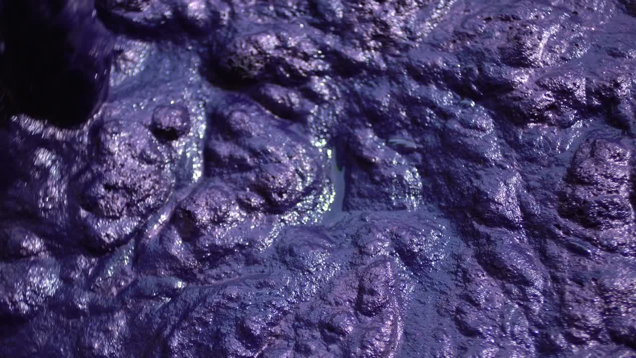 파란색 매더 염료로 염색되는 유기 직물의 근접 촬영, 파키스탄과 인도의 전통 문화