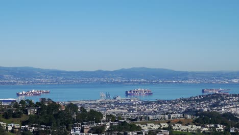 Barcos-De-San-Francisco-Con-Contenedores-De-Carga-Que-Parten-Hacia-El-Puerto-Del-Muelle-Con-Montañas-Al-Fondo