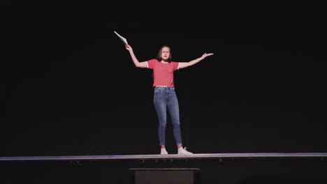 Adolescente-Caucásica-En-El-Auditorio-De-La-Escuela-Secundaria-Preparándose-Para-Una-Actuación