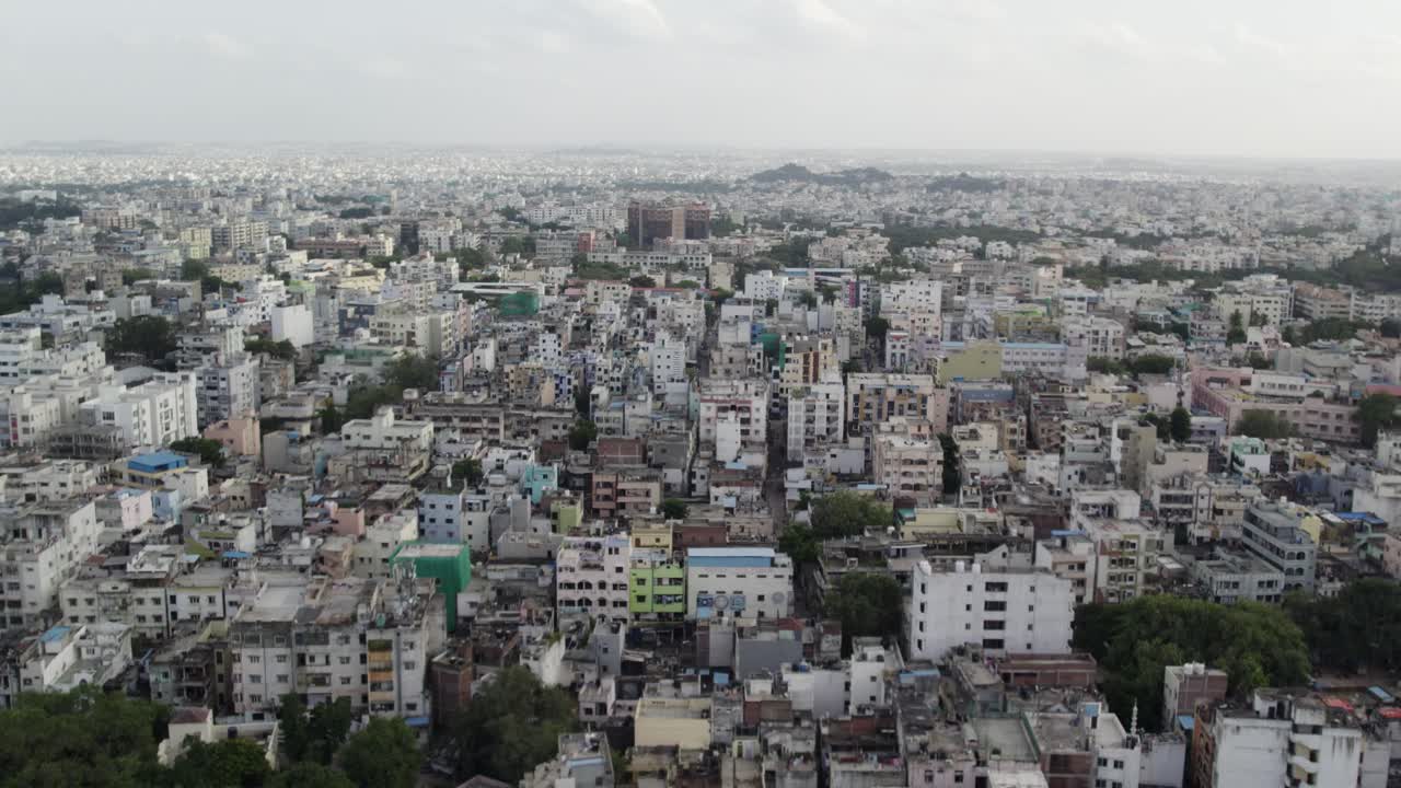 imágenes aéreas en 4k 60 fotogramas de resolución de una ciudad india por la mañana sobre un vecindario