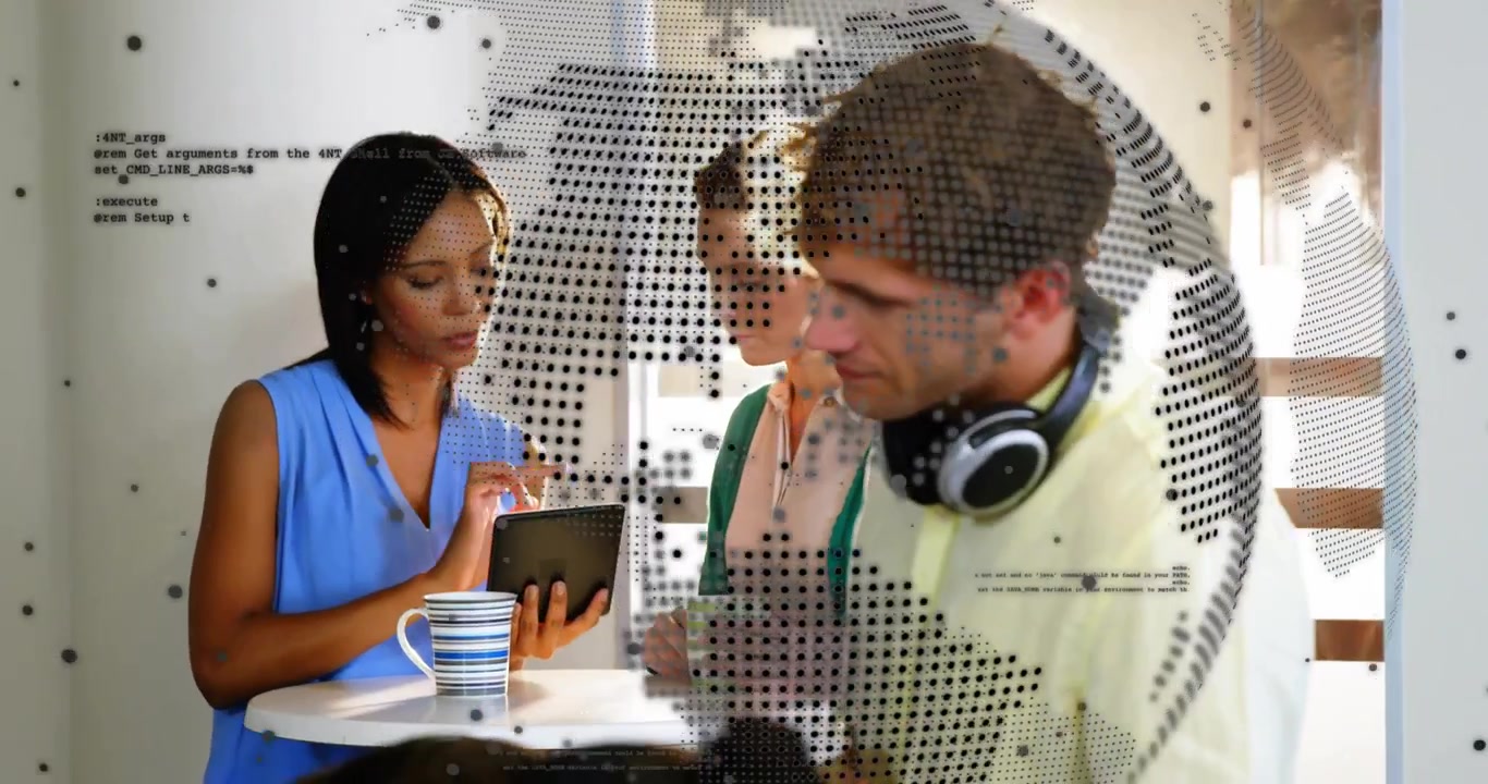 Femme en chemisier bleu tapant sur une tablette et lançant un globe de code technologique pour examen, tandis que des collègues observent.