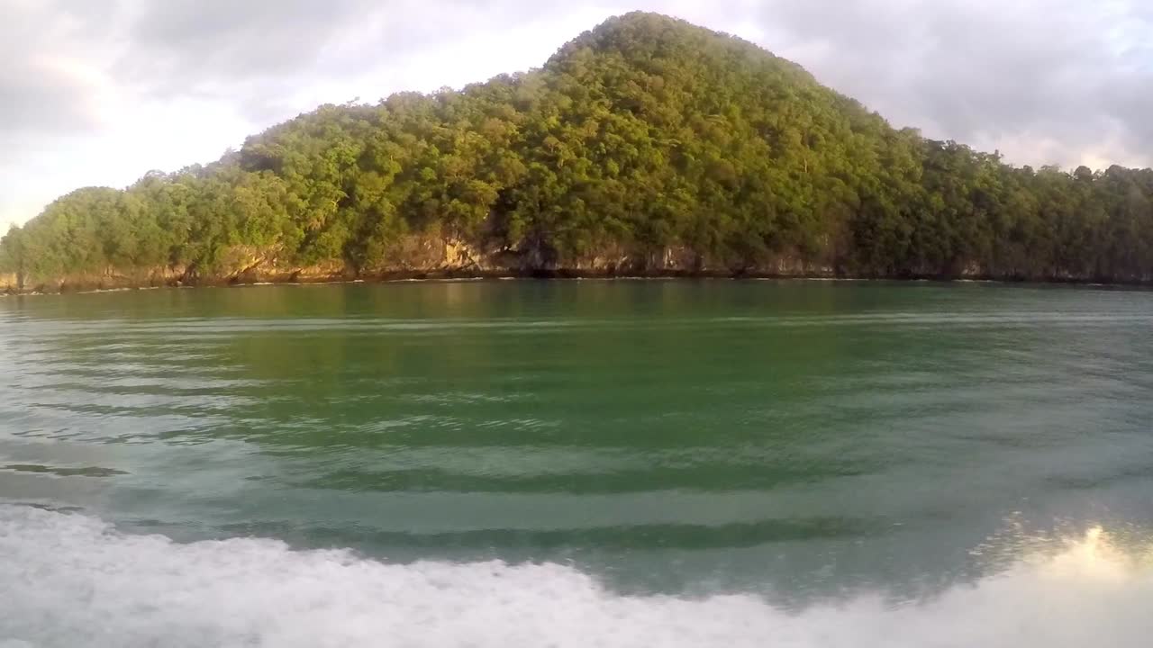 말레이시아 의 배 에서 섬 과 산 을 가진 바다 풍경