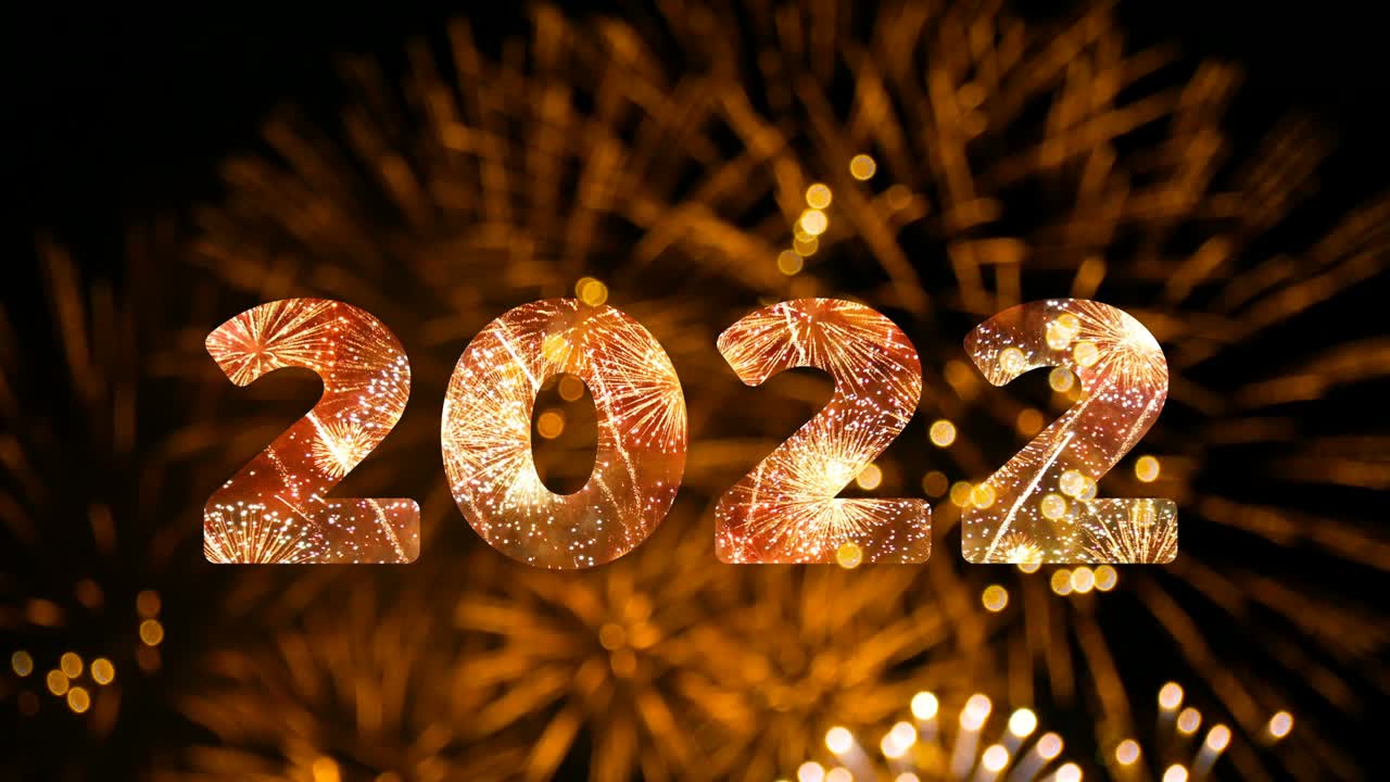 4k. bucle sin problemas de fuegos artificiales del año 2022 saludando durante la celebración de la cuenta atrás de la víspera del año nuevo, verdadero festival de fuegos artificiosos coloridos en el cielo en la noche