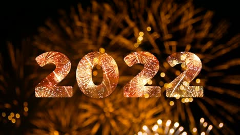 4k. bucle sin problemas de fuegos artificiales del año 2022 saludando durante la celebración de la cuenta atrás de la víspera del año nuevo, verdadero festival de fuegos artificiosos coloridos en el cielo en la noche