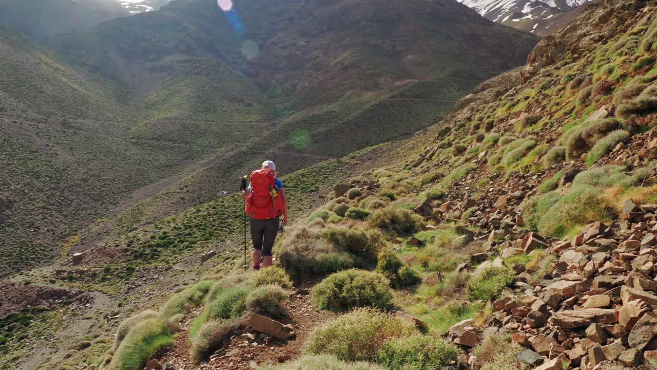 chica mochilera en una caminata en las montañas del atlas, marruecos
