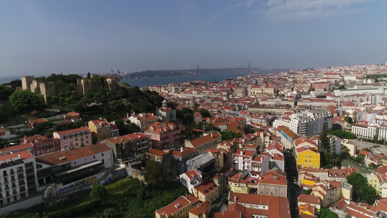 Vista aerea del Castello di São Jorge che domina Lisbona.