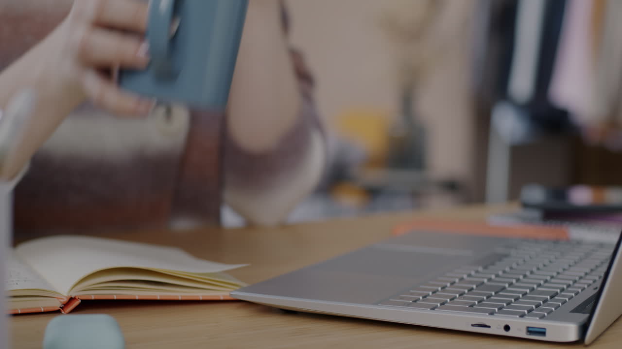 mujer trabajando en una computadora portátil con café