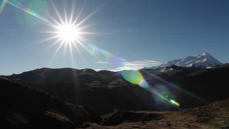 Sonne-Platzte-Mit-Schneebedecktem-Gipfel-Im-Hintergrund