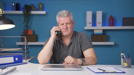 Hombre-Trabajador-De-Oficina-En-Casa-Regocijándose-Por-Teléfono.