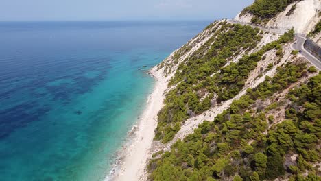 carretera costera escénica y mar jónico turquesa en la isla de lefkada, grecia - antena