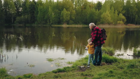 semana en la naturaleza caminata al hermoso bosque lago abuelo y nieto están pescando