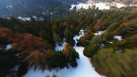 4K-FPV-Drohne,-Die-Auf-Einem-Berg-Nach-Unten-Fliegt