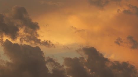 Grandes-Nubes-Que-Se-Forman-Y-Se-Mueven-A-Través-De-Un-Cielo-Naranja-Y-Azul,-Puesta-De-Sol,-Anochecer,-Australia,-Gippsland,-Victoria,-Maffra