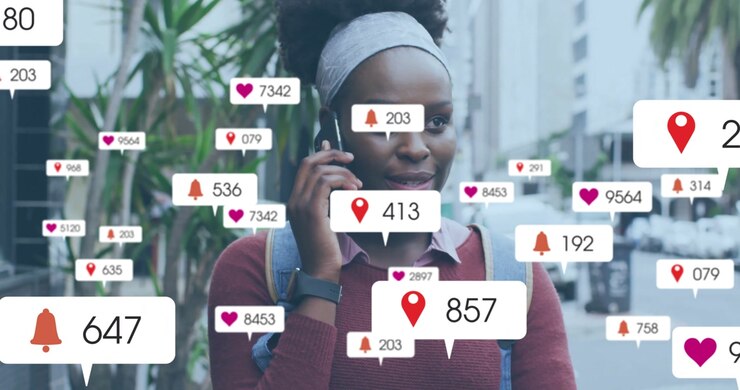 Animasi notifikasi media sosial di atas wanita Afrika-Amerika yang bahagia sedang berbicara di smartphone