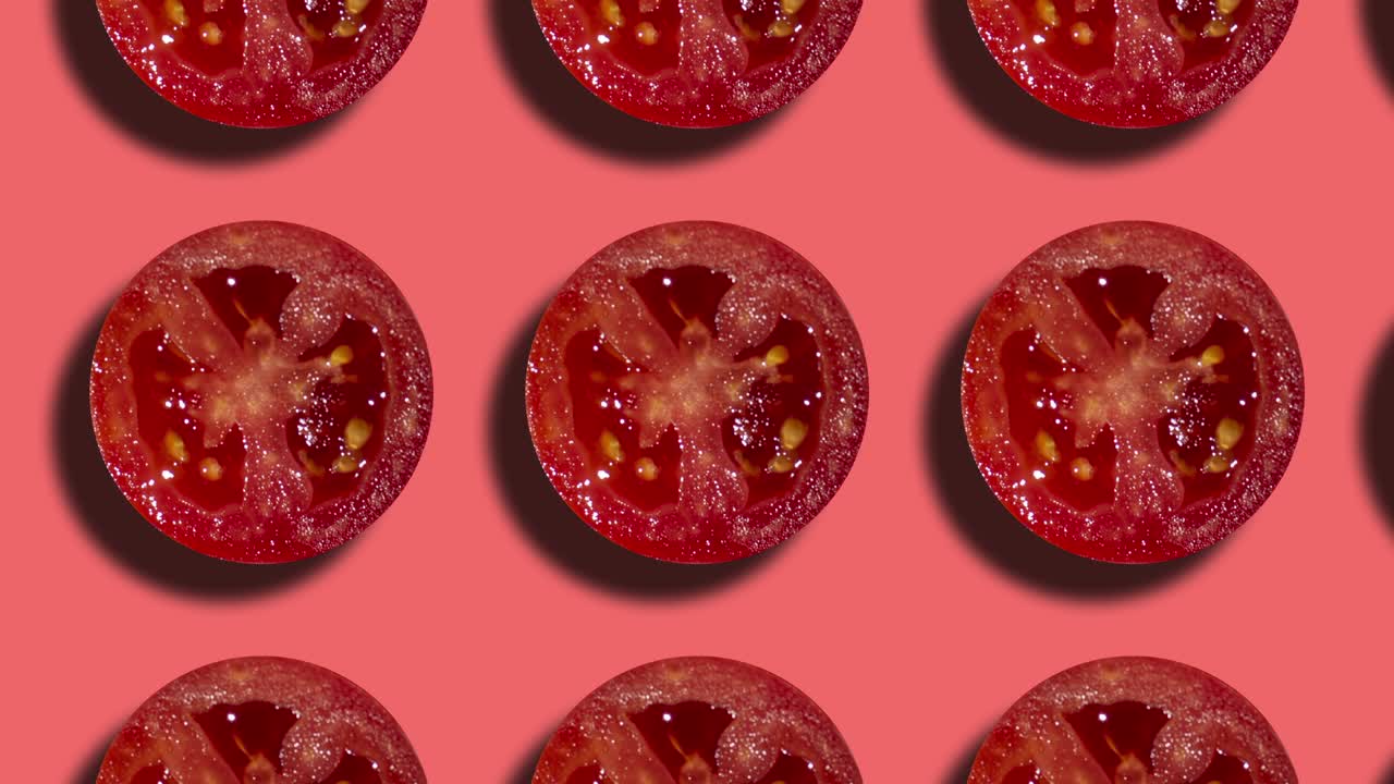 patrón geométrico con rebanadas de tomate en un fondo de coral. concepto de comida gráfico de movimiento simple animación de bucle sin costuras