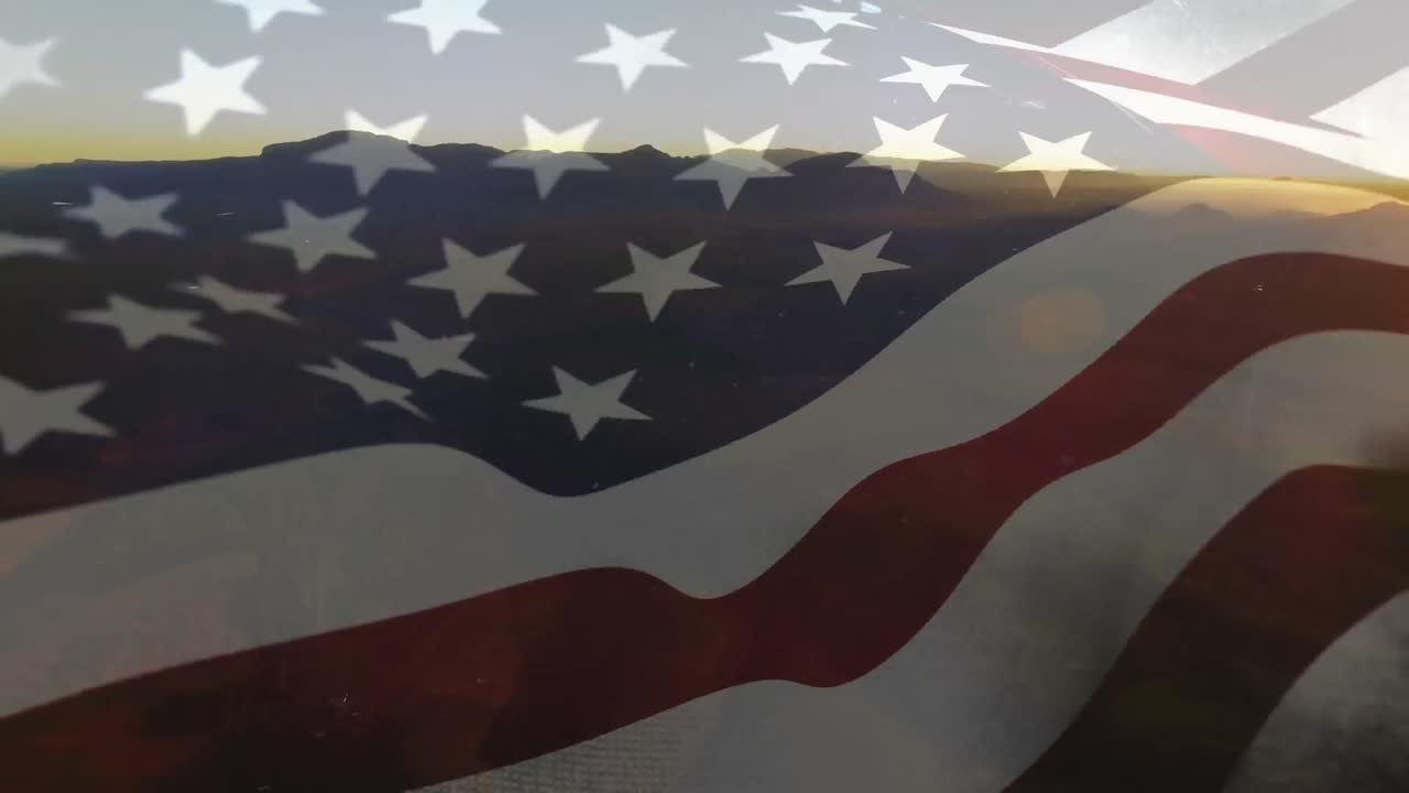 Composizione digitale di bandiera americana che sventola sullo sfondo di un paesaggio montano